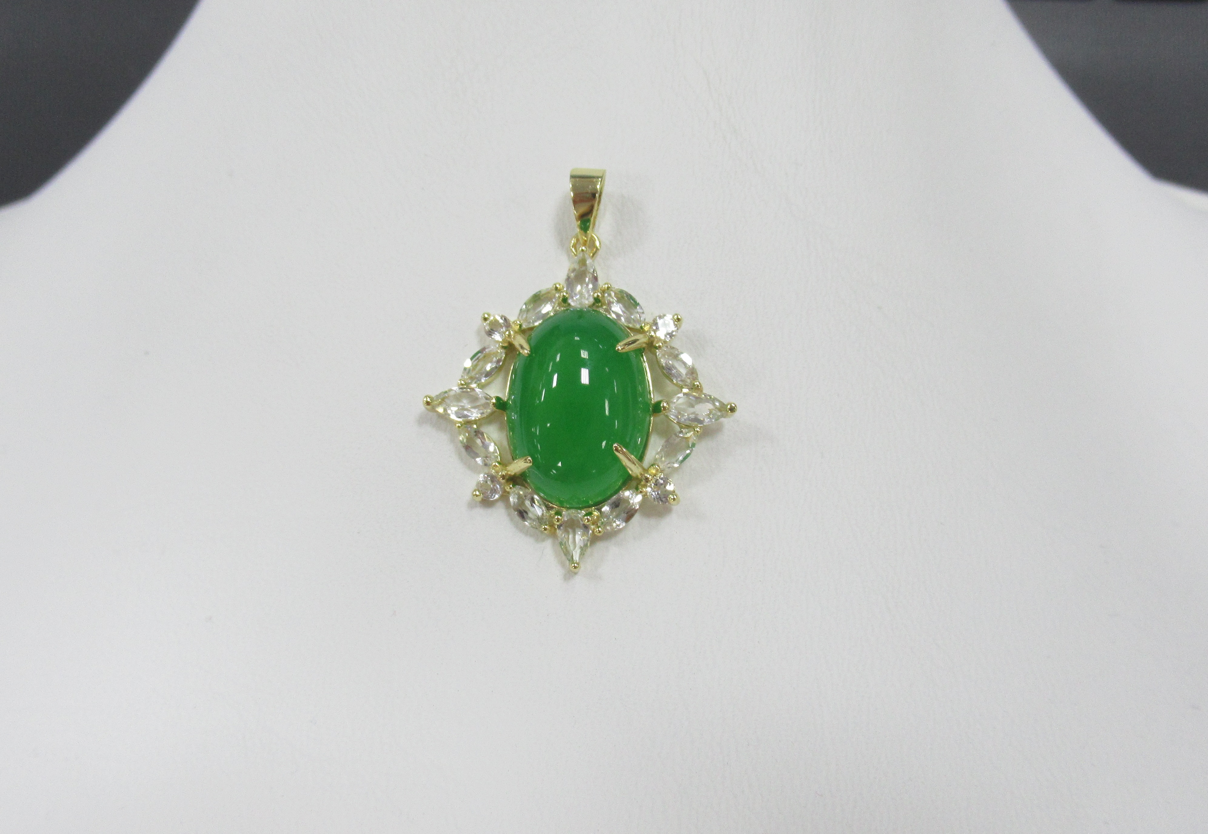 Серебряная подвеска с зеленым халцедоном